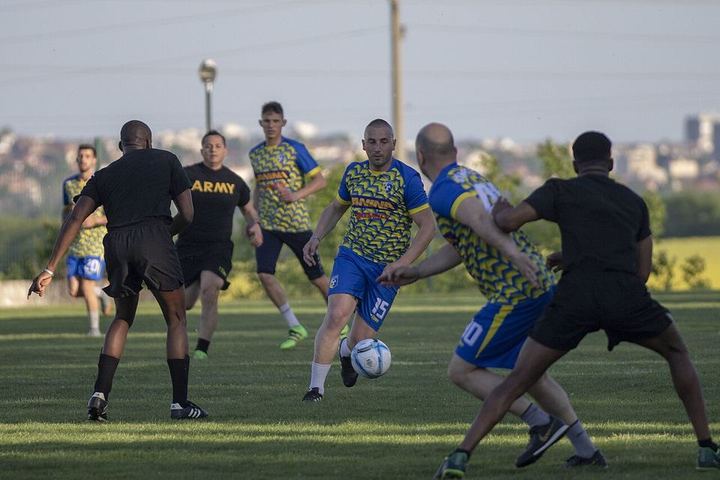 EMC易倍官网 · 观赛人群（资料示意）